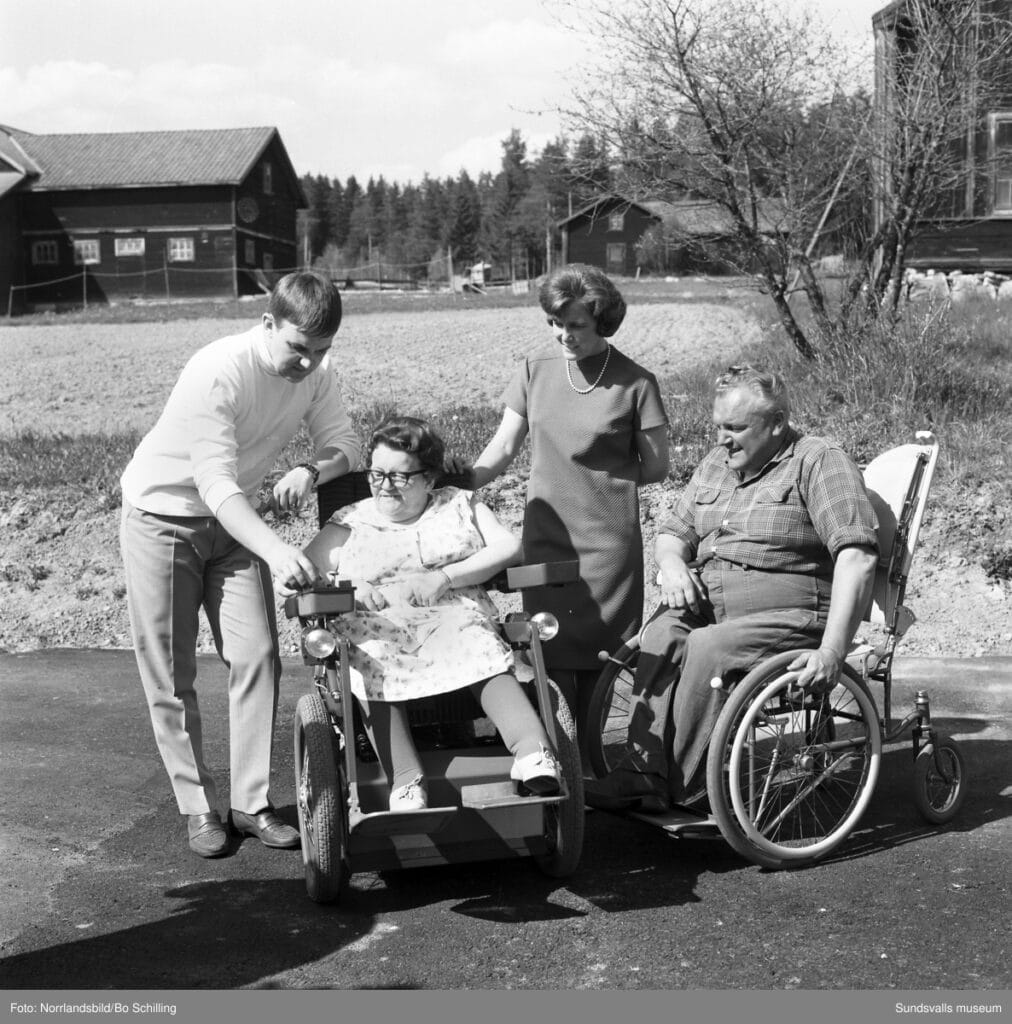 Fru Aina Lidin får sin permobil. År 1968. Fotograf: Bo Schilling. Norrlandsbild.