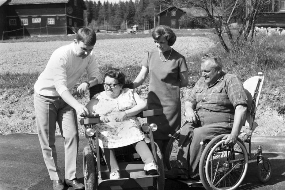Fru Aina Lidin får sin permobil. År 1968. Fotograf: Bo Schilling. Norrlandsbild.