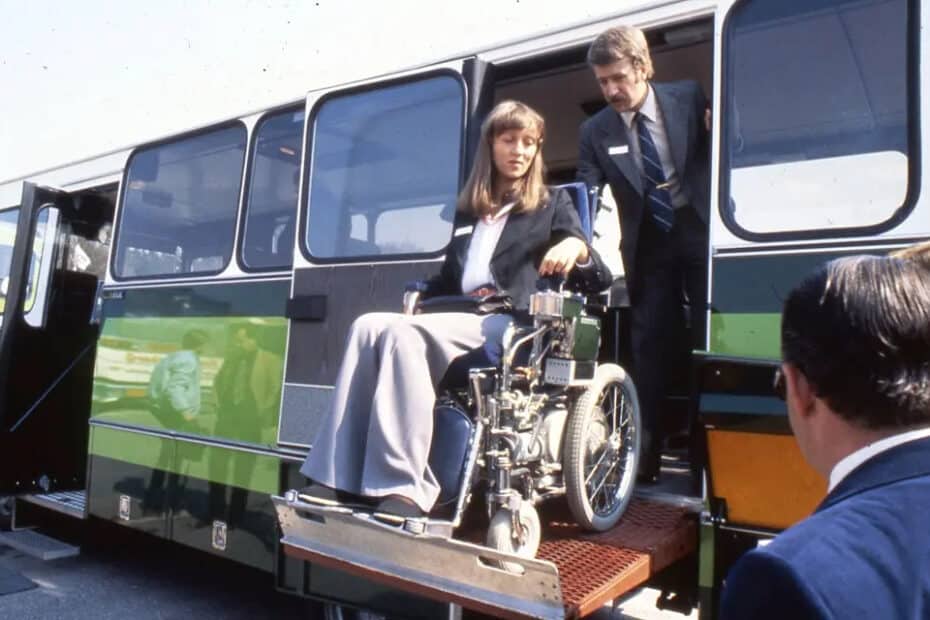 Rullstolsburen kvinna på väg ut ur SL färdtjänstbuss. Fotografi från Spårvägsmuseet. Fotograf: Hans Alrenius.