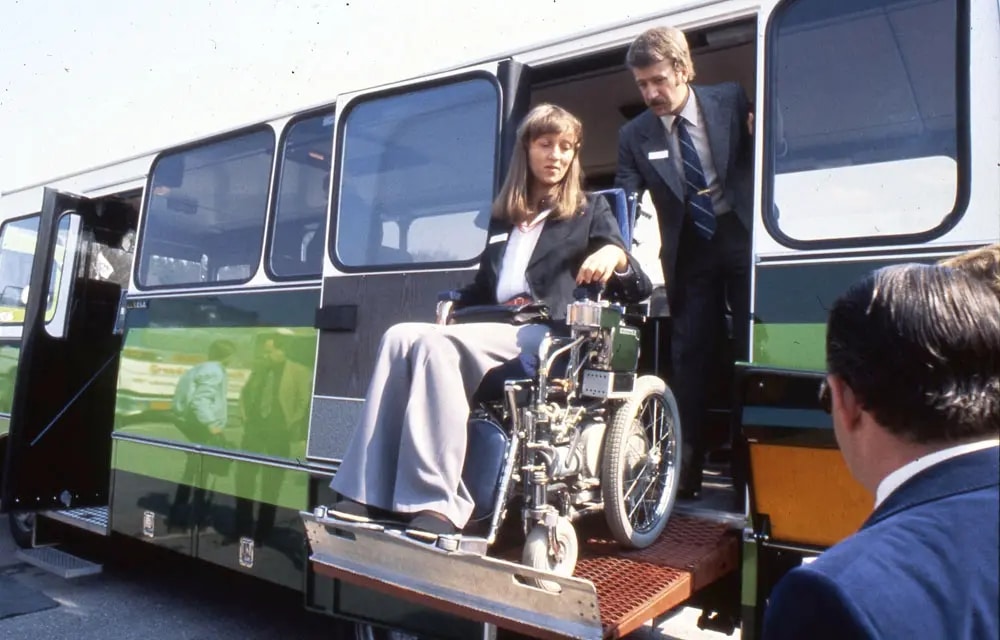 Rullstolsburen kvinna på väg ut ur SL färdtjänstbuss. Fotografi från Spårvägsmuseet. Fotograf: Hans Alrenius.