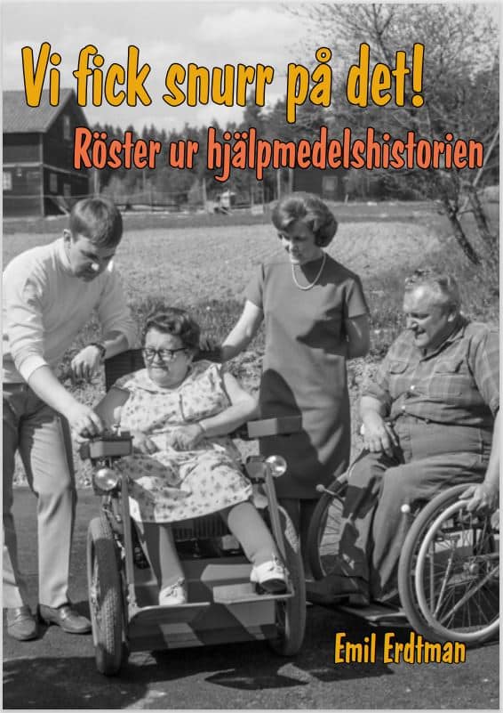 Bokomslag som föreställer två personer i rullstol och två stående. Det är utomhus och alla är sommarklädda. 