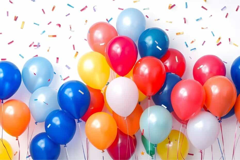 Ballonger och konfetti i olika färger
